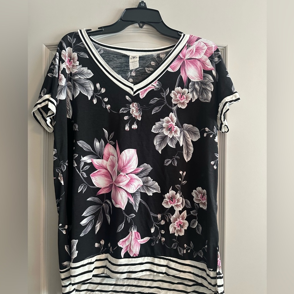 Sew In Love Black and Pink Graphic Short Sleeve Tee Small